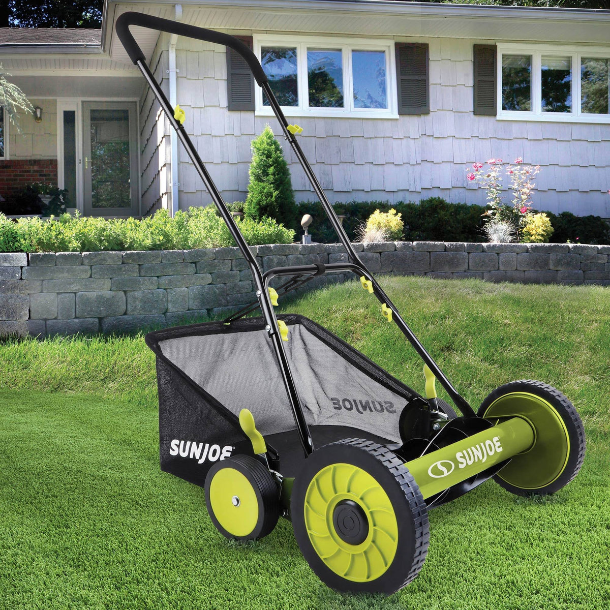 Black Manual Reel Mower with Grass Catcher R841